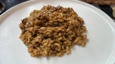 Tipik İspanyol paella pilav, balık ve deniz ürünlerinden oluşur.