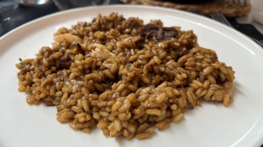 Tipik İspanyol paella pilav, balık ve deniz ürünlerinden oluşur.