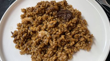 Tipik İspanyol paella pilav, balık ve deniz ürünlerinden oluşur.