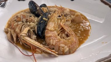 Tipik İspanyol paella pilav, balık ve deniz ürünlerinden oluşur.