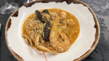 Tipik İspanyol paella pilav, balık ve deniz ürünlerinden oluşur.