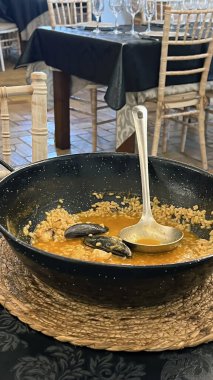 Tipik İspanyol paella pilav, balık ve deniz ürünlerinden oluşur.