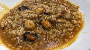 Tipik İspanyol paella pilav, balık ve deniz ürünlerinden oluşur.