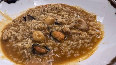 Tipik İspanyol paella pilav, balık ve deniz ürünlerinden oluşur.