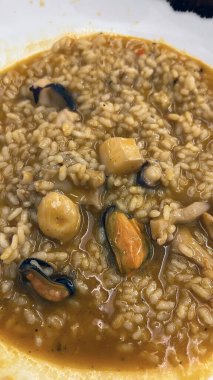 Tipik İspanyol paella pilav, balık ve deniz ürünlerinden oluşur.