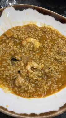 Tipik İspanyol paella pilav, balık ve deniz ürünlerinden oluşur.