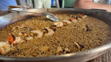 Tipik İspanyol paella pilav, balık ve deniz ürünlerinden oluşur.
