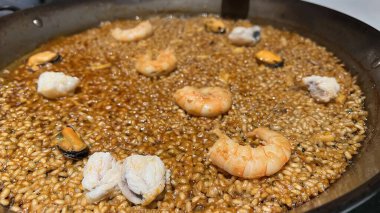 Tipik İspanyol paella pilav, balık ve deniz ürünlerinden oluşur.