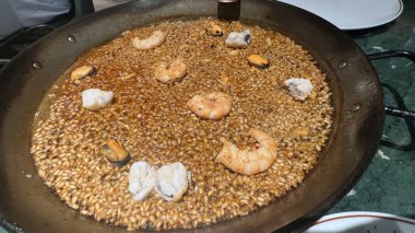 Tipik İspanyol paella pilav, balık ve deniz ürünlerinden oluşur.