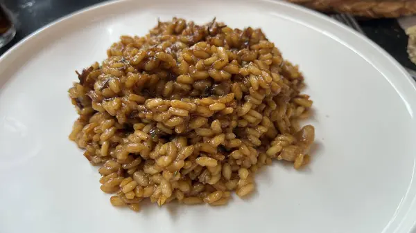 Tipik İspanyol paella pilav, balık ve deniz ürünlerinden oluşur.