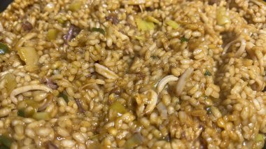 Tipik İspanyol paella pilav, balık ve deniz ürünlerinden oluşur.