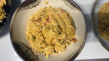 Tipik İspanyol paella pilav, balık ve deniz ürünlerinden oluşur.