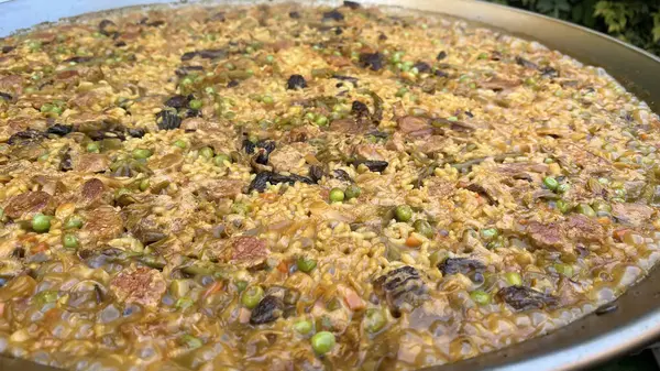 Tipik İspanyol paella pilav, balık ve deniz ürünlerinden oluşur.