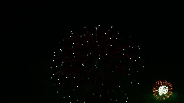 Buntes Festlich Leuchtendes Feuerwerk Nachthimmel Verschwommenes Bokeh Feuerwerk Das Bei — Stockvideo