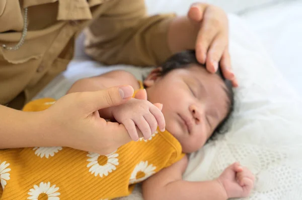 Mano Madre Sosteniendo Dedo Mano Recién Nacida Adorable Bebé Recién —  Fotos de Stock