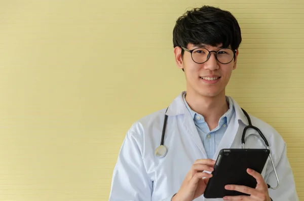 Porträtt Glad Ung Manlig Läkare Vit Medicinsk Uniform Med Digital — Stockfoto