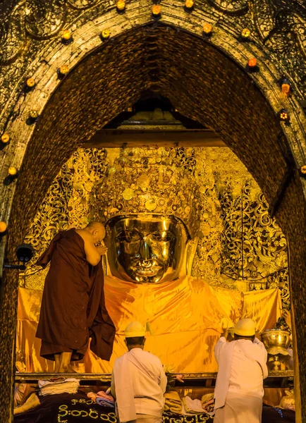 Het Ritueel Van Het Dagelijks Gezicht Wassen Mahamuni Boeddha Mandalay — Stockfoto