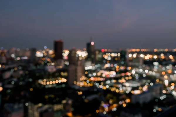 城市景观模糊了抽象的背景 黄昏时城市灯火通明 — 图库照片