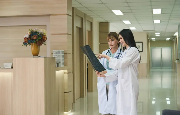 Duas Mulheres Médicas Trabalhando Juntas Examinando Radiografia Paciente Hospital Médico — Fotografia de Stock