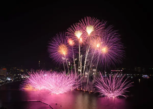 Bellissimi Fuochi Artificio Rosa Sulla Costa Pattaya Con Sfondo Paesaggio — Foto Stock