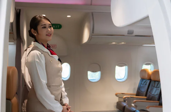 Vrolijke Gastvrouw Cabinepersoneel Bij Ingang Van Het Vliegtuig Stewardess Wacht — Stockfoto