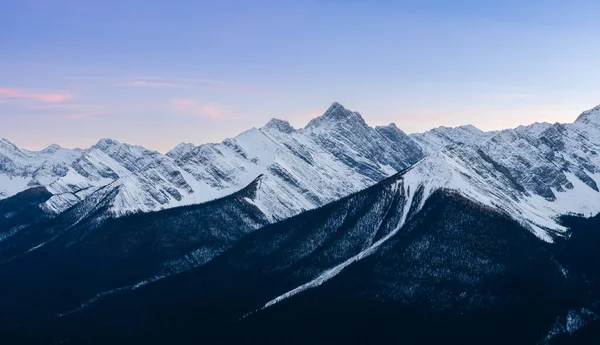 Impresionante Puesta Sol Montañas Rocosas Canadienses Cubiertas Nieve Parque Nacional —  Fotos de Stock