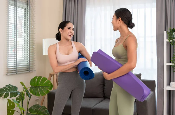 Female Friends Laughing Holding Yoga Mats Yoga Session Together Home — Stock Photo, Image