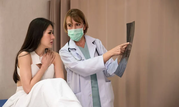 Lekarz Pacjent Omawiają Wyniki Tomografii Szpitalu Kobieta Lekarz Sprawdzający Badanie — Zdjęcie stockowe