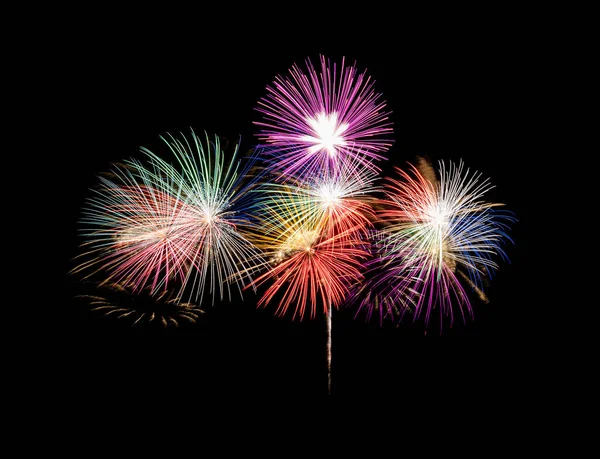 五彩缤纷的烟花在漆黑的天空中爆炸 庆祝和周年纪念概念 — 图库照片#