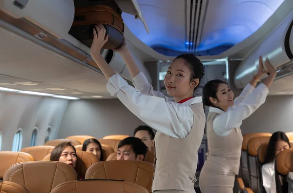 Gastvrouw Cabinepersoneel Werkzaam Het Vliegtuig Vrouwelijke Stewardess Zet Bagage Gesloten — Stockfoto