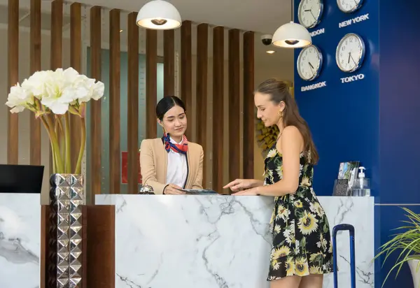 Vriendelijke Jonge Receptioniste Helpen Geven Hotel Check Informatiedienst Aan Aantrekkelijke — Stockfoto