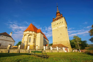 Romanya 'nın Transilvanya kentindeki Saschiz kentindeki güçlendirilmiş kilise Keisd