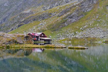 Romanya 'nın Transfagarasan Yolu üzerindeki Karpatlar' da Balea Gölü