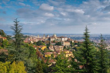 İtalya 'daki eski Bergamo şehrinin manzarası