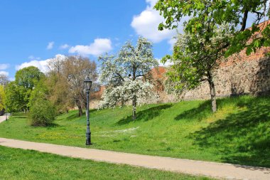 Bahar kenti Beeskow 'daki şehir duvarı Brandenburg Almanya' da