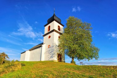 Heinersgruen köyünde, baharda St. Clara kilisesi, Vogtland, Almanya