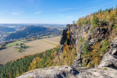 Sonbaharda Elbe kumtaşı dağlarındaki Koenigstein Kalesi, Lilienstein manzaralı.