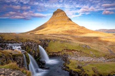 Kirkjufell dağının önündeki şelale, İzlanda