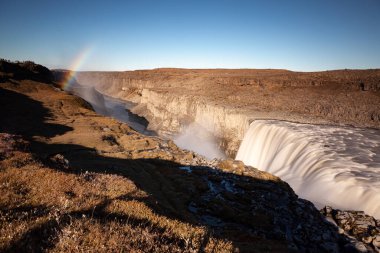 Dettifoss Şelalesi üzerinde gökkuşağı, İzlanda