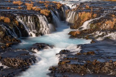 Engebeli lav arazisinde çağlayan güzel mavi şelaleler doğal güzelliği vurgulayarak doğada büyüleyici bir manzara yaratıyor..