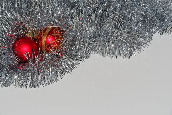 Две Красные Рождественские Безделушки Лежат Серебряной Мишуре — стоковое фото
