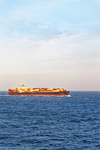 Landschappelijk Uitzicht Grote Vrachtcontainer Schip Varen Open Zee Zonnige Dag Stockafbeelding