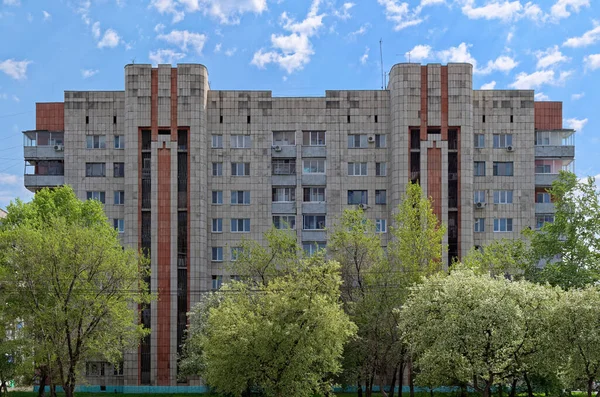 Régi Apartman Ház Ellen Zavaros Kék Komsomolsk Amur Oroszország — Stock Fotó
