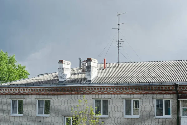 Καμινάδες Και Κεραία Τηλεόρασης Στην Οροφή Της Πολυκατοικίας Komsomolsk Amur — Φωτογραφία Αρχείου
