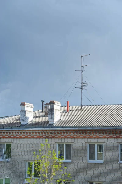 Kominy Antena Telewizyjna Dachu Domu Mieszkalnego Przed Zachmurzonym Niebem Komsomolsk — Zdjęcie stockowe