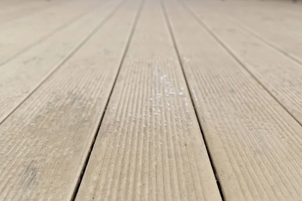 Tahta plastik kompozitin ıslak veranda tahtalarında yüksek açı görünümü