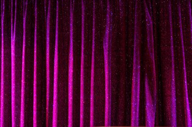 Tiyatroda mor perde, perdeler. Desenli arkaplan