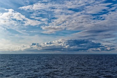 Baltık Denizi üzerindeki mavi bulutlu gökyüzüne bak