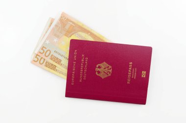 Orijinal Alman pasaportu ve euro banknotları beyaz arka planda izole edildi