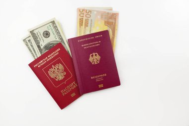 Beyaz arka planda Euro başına Amerikan doları olan resmi Alman ve Rus pasaportları